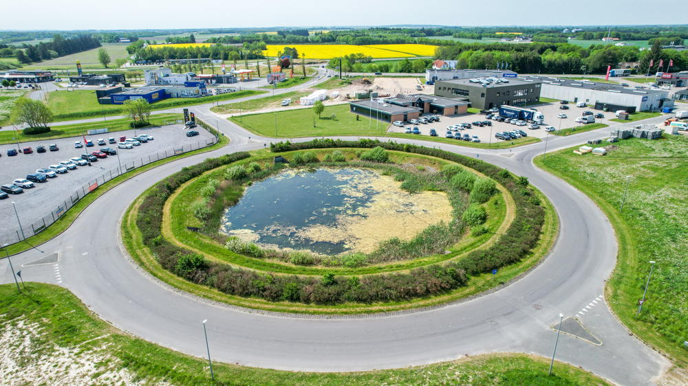 Regnvandsbassin I Rundkørsel Ved Teknologiparken I Aabybro